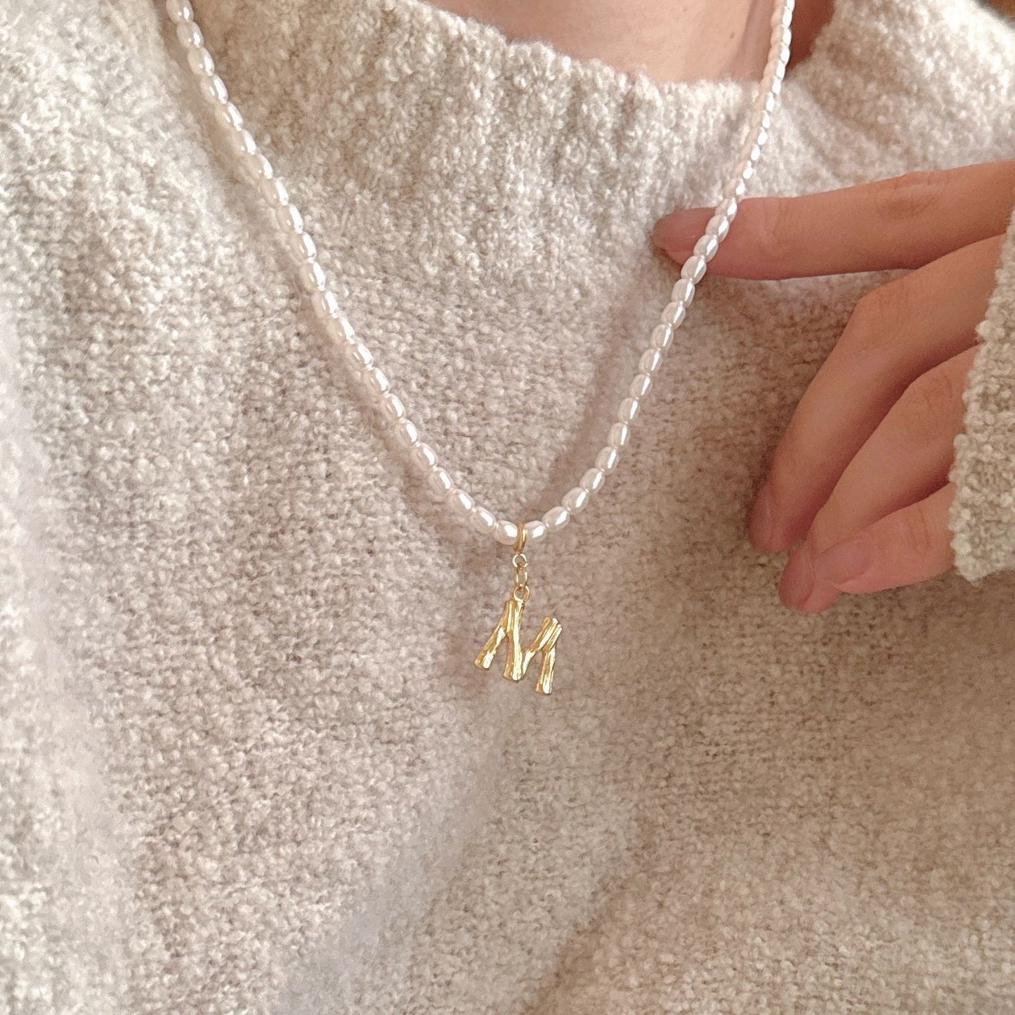 Collana pendente minimalista vintage alla francese con perle di cristallo a chicco di riso in argento sterling 925 con texture di bambù e design a lettera per donna