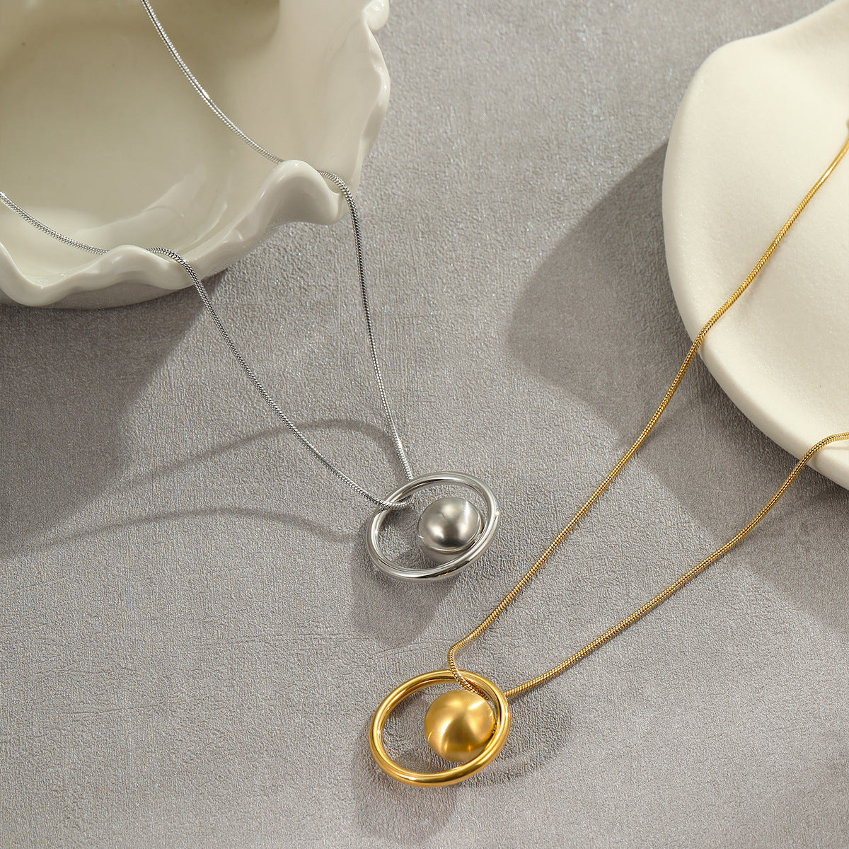 Collana Minimalista Geometrica in Acciaio Titanio con Finitura Galvanizzata per Donne, Gioielli con Ciondolo e Catena in Acciaio Inossidabile