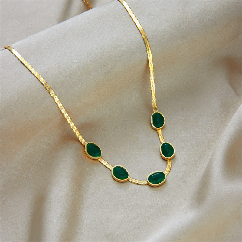 Set collana girocollo e bracciale in acciaio al titanio, stile vintage, maglia a serpente, colore verde smeraldo, placcato oro, monopasto