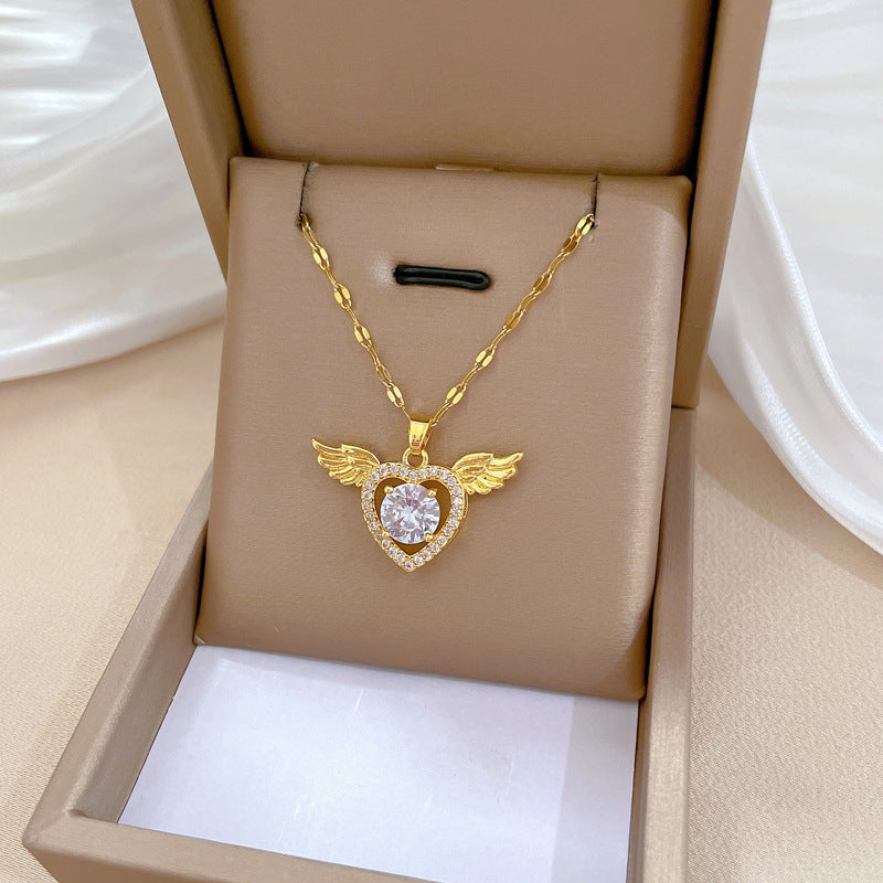 Collar Minimalista de Corazón y Ala en Acero Inoxidable con Acentos de Pedrería para Mujer y Uso Unisex