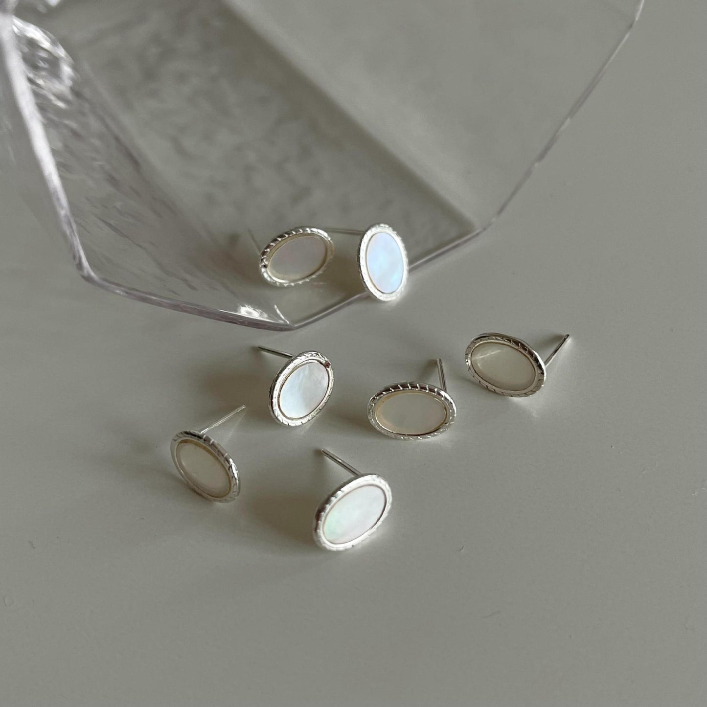 Orecchini a perno minimalisti a forma di stella in argento sterling 925 con accento in conchiglia naturale
