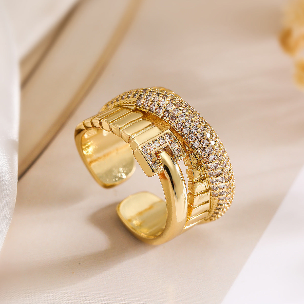 Anello geometrico minimalista in rame placcato oro 18 carati con zirconia micro-incastonata per donna