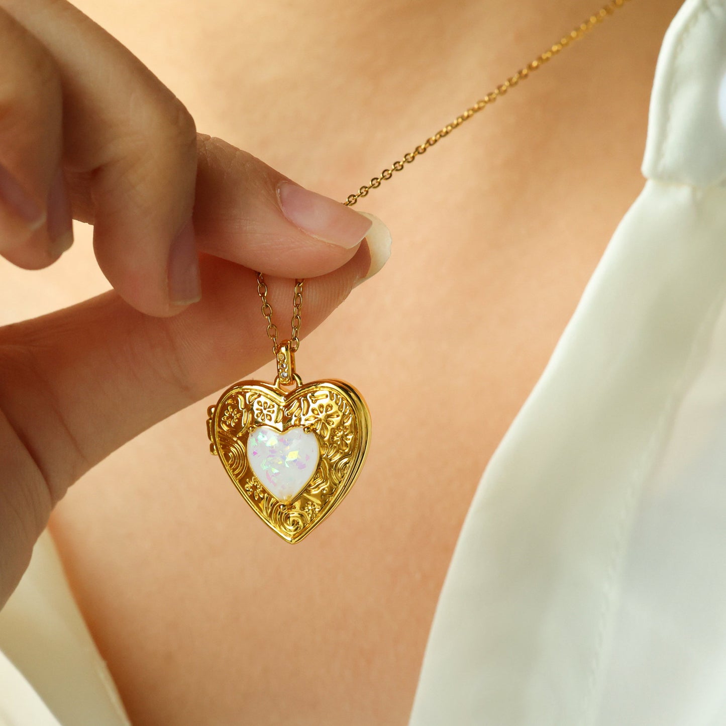Minimalist Heart-Shaped Pendant Necklace with Titanium Steel Chain and Gold Plating for Unisex Wear