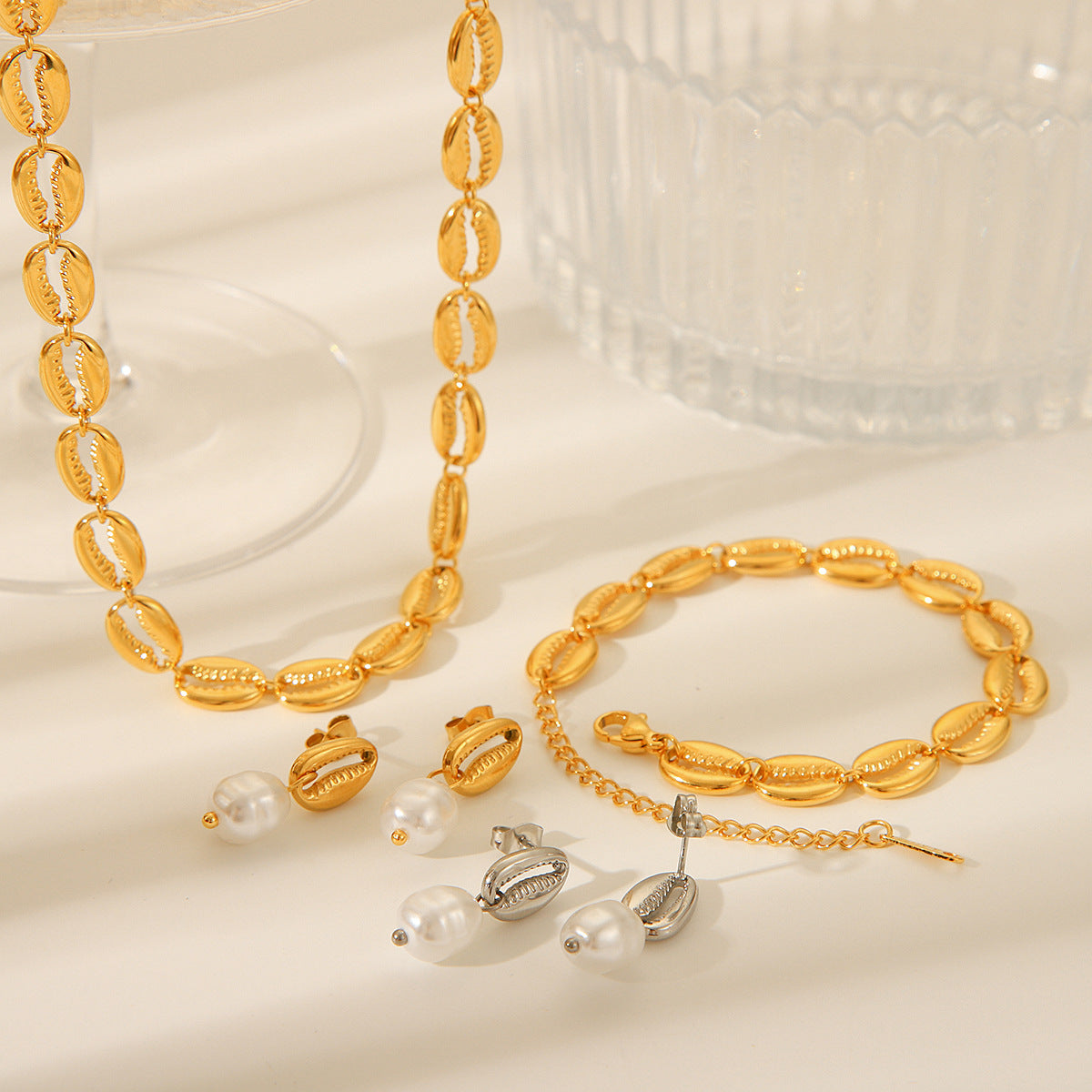 Set collana in acciaio al titanio a forma di conchiglia minimalista con bracciale a catena in acciaio inossidabile e orecchini, gioielli ispirati all'oceano per donna