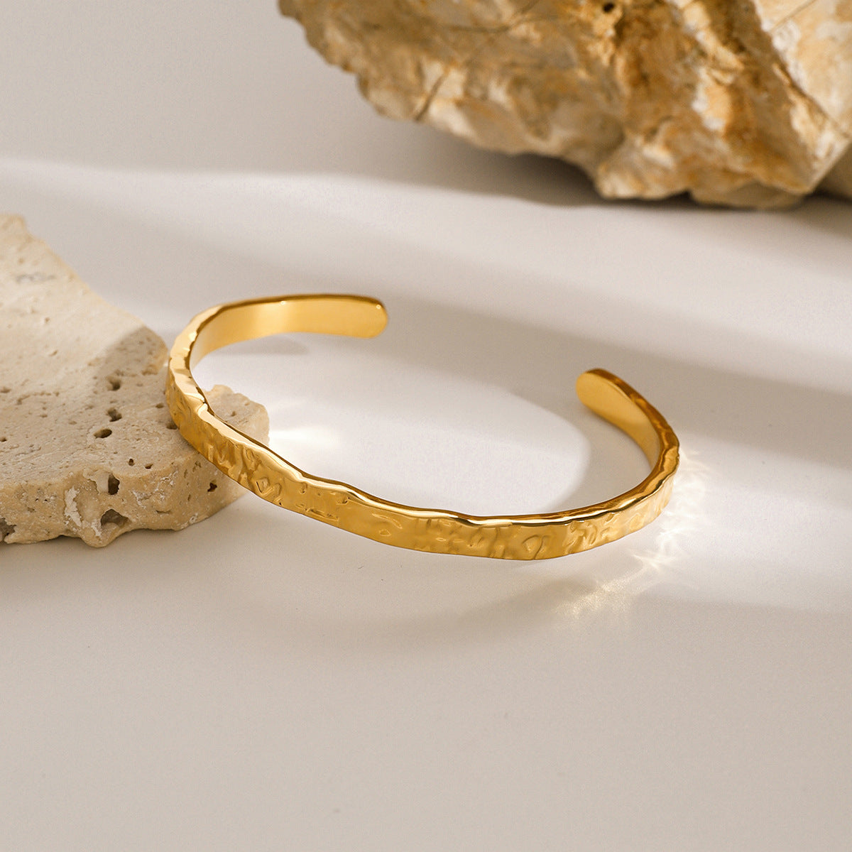Brazalete de acero inoxidable texturizado de onda vintage para mujer con acabado pulido accesorio de moda minimalista