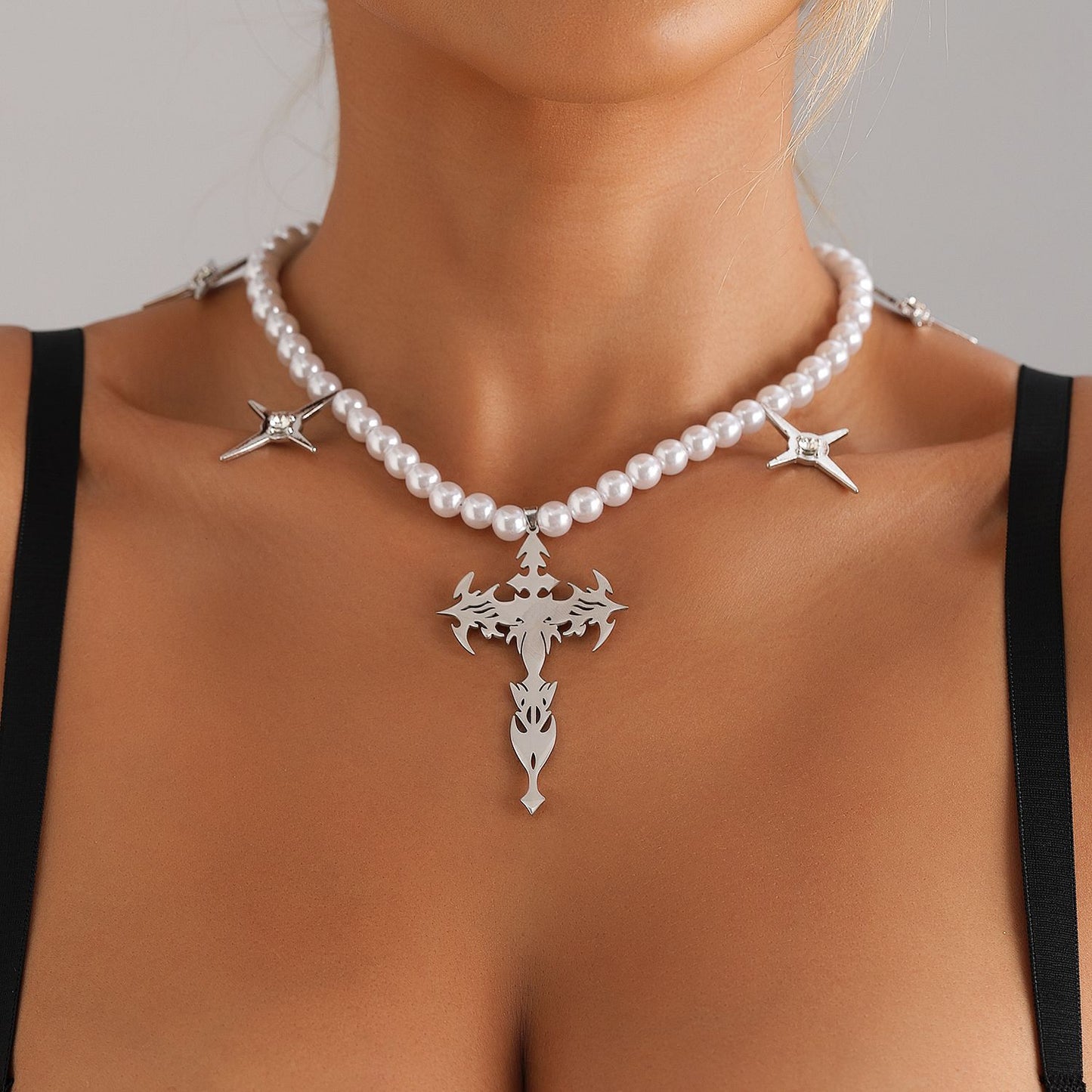 Collar con colgante de cruz minimalista de aleación con acabado chapado para mujer