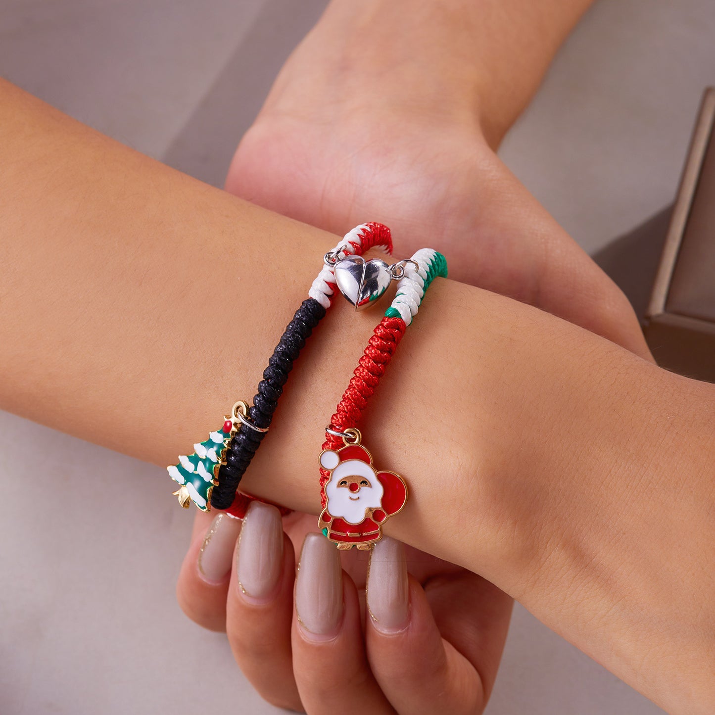Pulsera trenzada navideña para mujer con colgantes de Papá Noel y árbol de Navidad en aleación, joya festiva para las fiestas