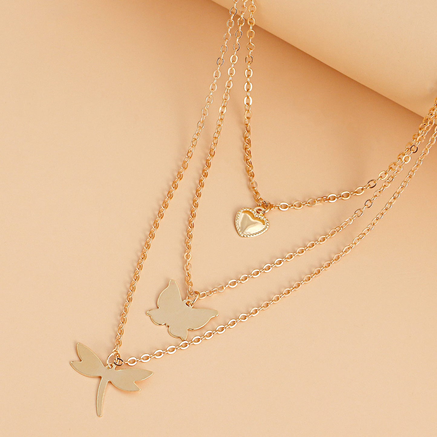 Collana a strati con ciondolo a forma di farfalla e libellula minimalista con charm a cuore in lega con finitura galvanica per donna
