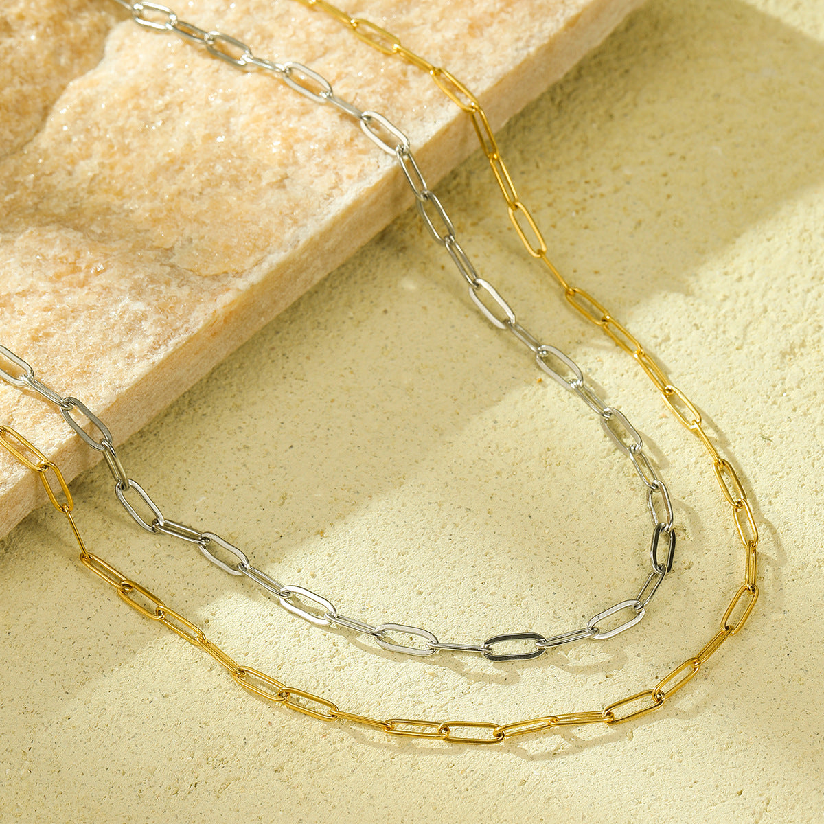 Collar de Hoja de Acero Inoxidable Minimalista para Mujer con Acabado Chapado y Cadena a la Altura de la Clavícula