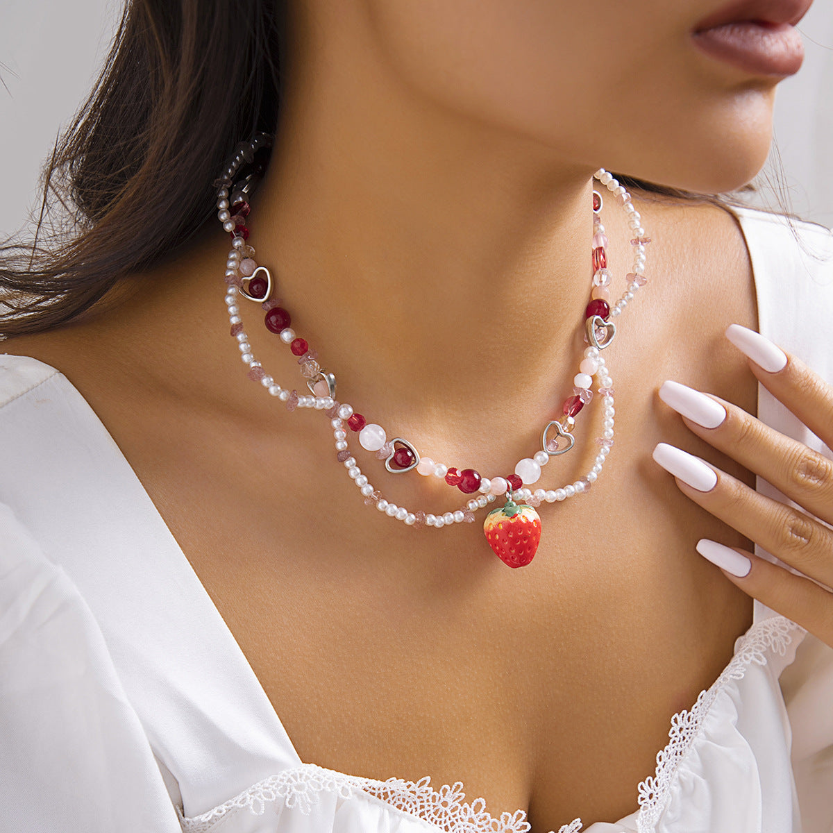 Collana con ciondolo a farfalla fragola rustico chic da donna con dettagli in perle sintetiche e frange su catena di perle