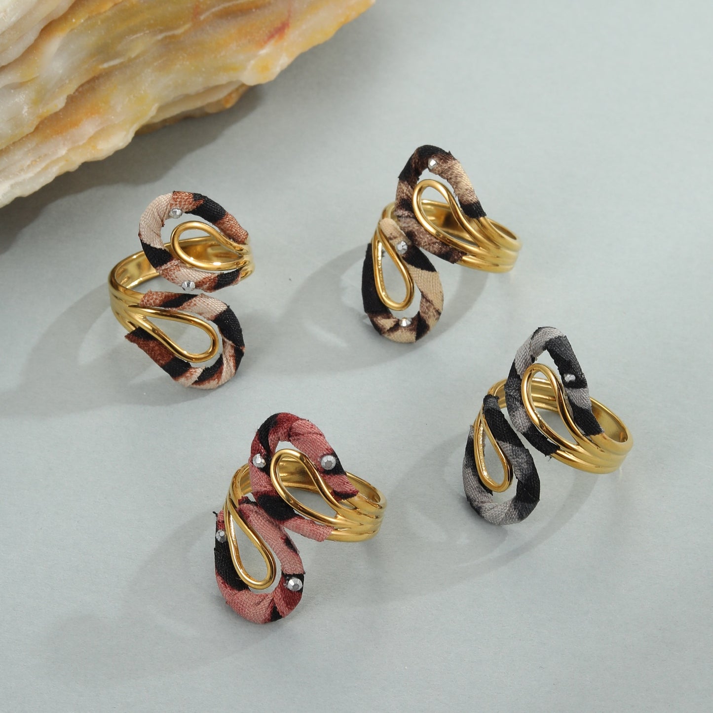 Anillo Abierto Ajustable de Acero Inoxidable con Estilo de Lujo, Estampado de Leopardo y Diseño de Cinta Envolvente