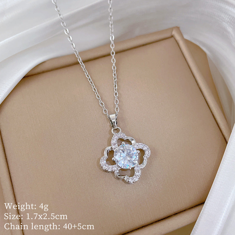 Collana pendente minimalista a quadrifoglio in acciaio al titanio con intarsio di strass su catena a O per donna e uomo