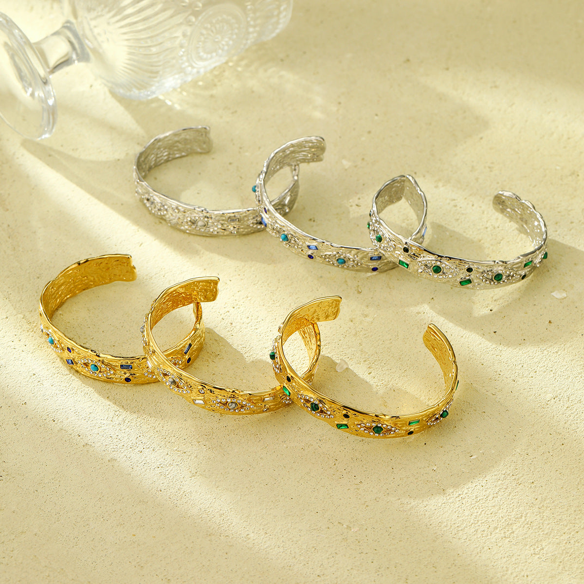 Bracciale in acciaio al titanio con occhi d'angelo in stile vintage francese e pietre naturali intarsiate, con accenti di strass, in acciaio inossidabile ipoallergenico, dal design elegante e lussuoso