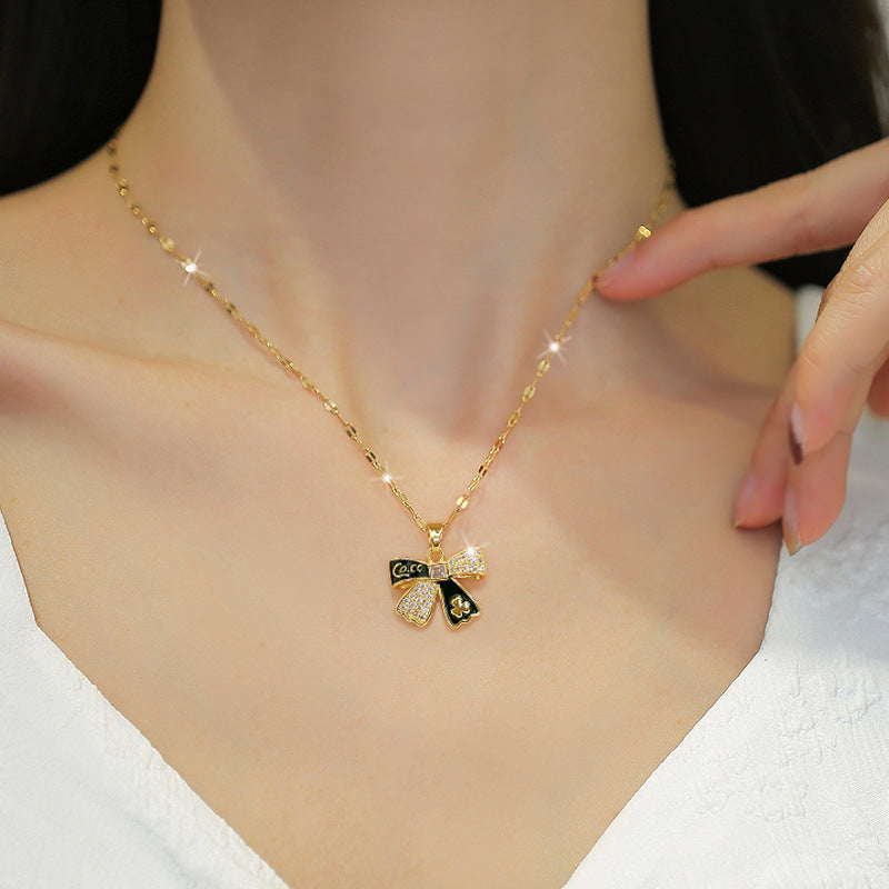 Collana con ciondolo a fiocco in stile cartone animato, motivo floreale, in acciaio al titanio con intarsio di strass, per donna