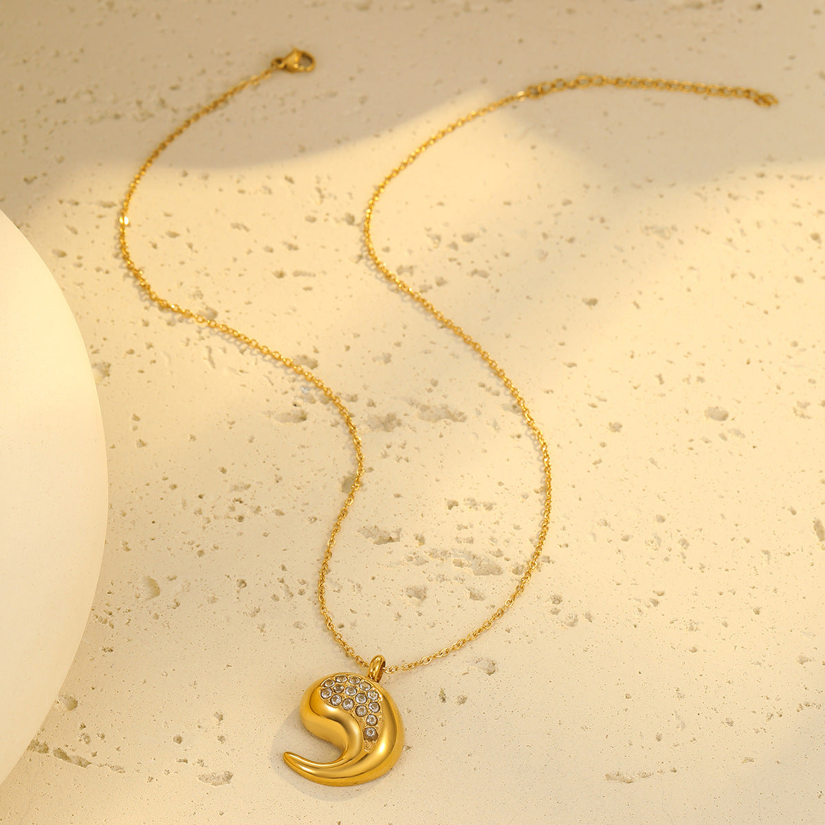 Collar de acero inoxidable con forma de lágrima, incrustaciones de circonitas y baño de oro de 18 quilates para mujer