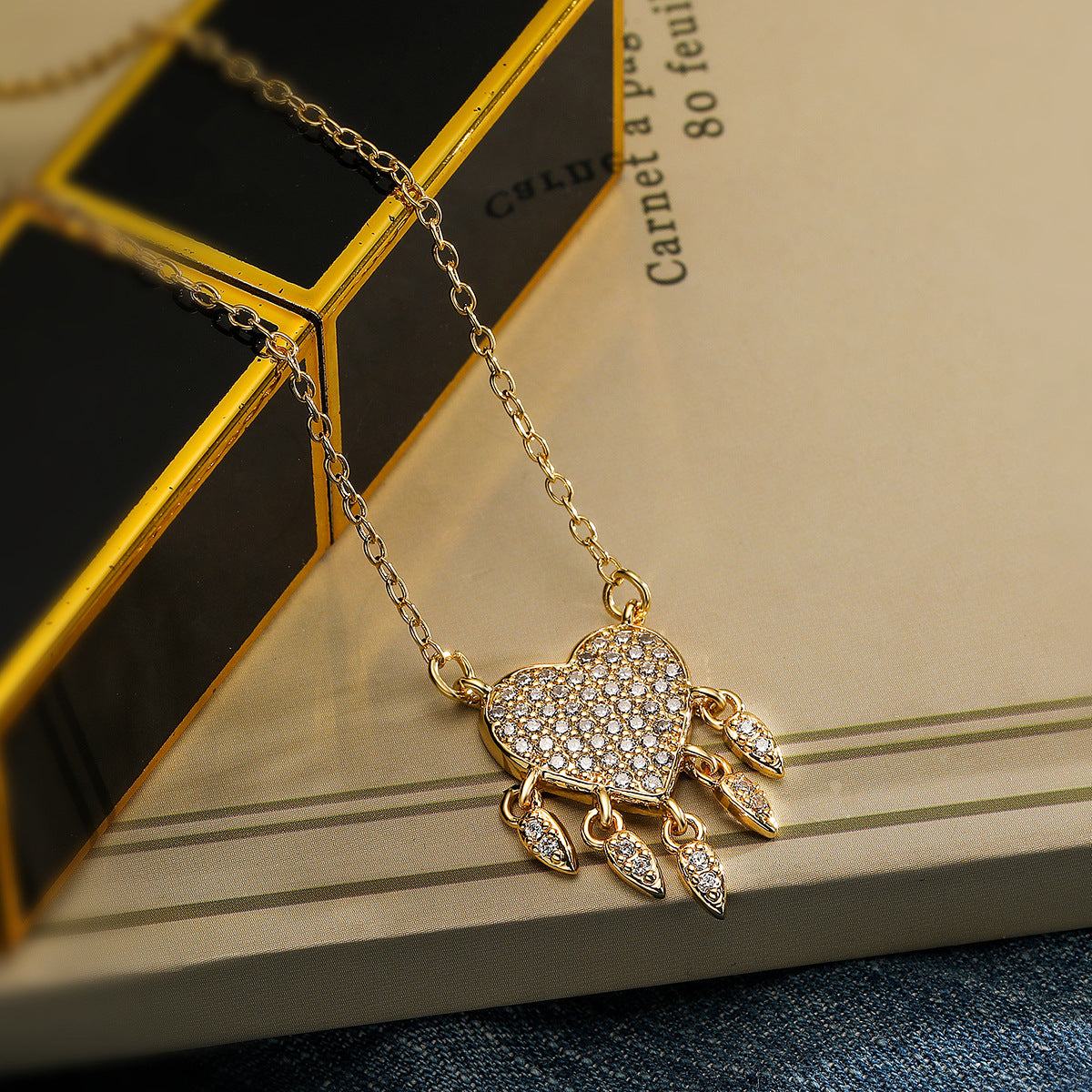 Minimalist Heart-Shaped Copper Pendant Necklace for Women with Zircon Accents, Fashion-Forward and Versatile Design