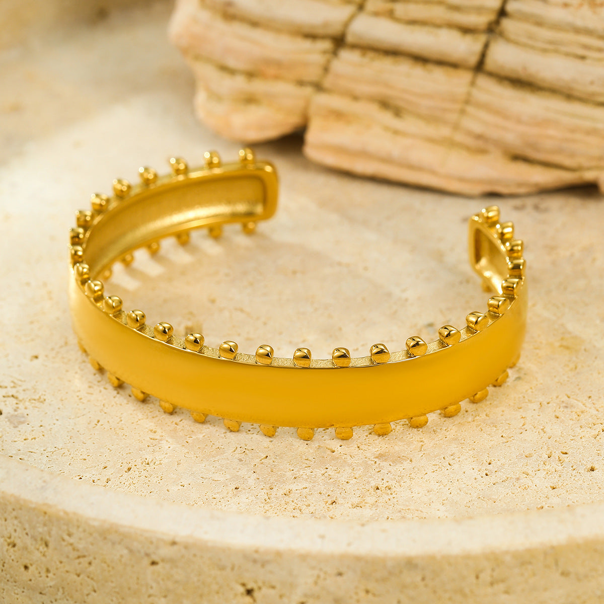 Set di bracciale e orecchini vintage in acciaio inossidabile con bordo perlato a C e placcatura in oro 18K