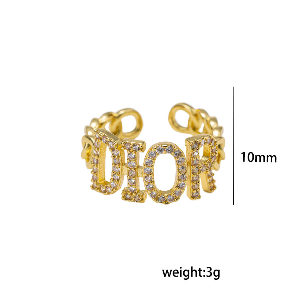 Anillo Minimalista de Letra Hueca con Incrustaciones de Pedrería y Baño de Oro de 18K para Mujer