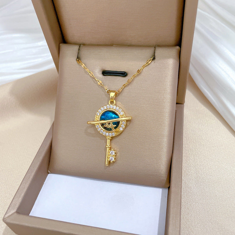 Collana con ciondolo a luna geometrico minimalista per uomo e donna, catena in acciaio inossidabile con strass.