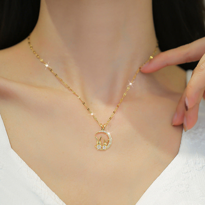 Collar con colgante de luna y conejo de acero titanio microincrustado de lujo con diseño geométrico para mujer