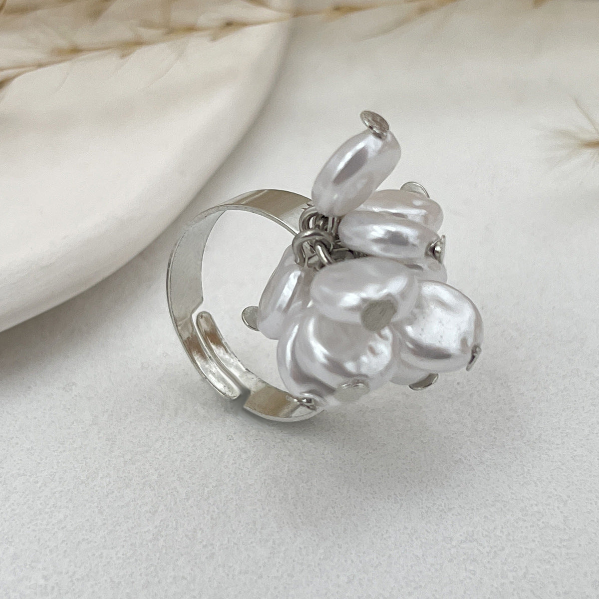 Anello regolabile "Ins Style" con perla finta galvanizzata a forma di fiore e foglia, con dettagli in piuma arricciata