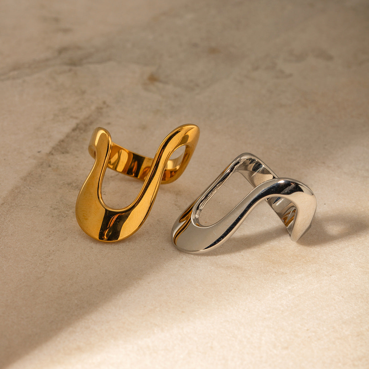 Anello unisex geometrico in acciaio inossidabile placcato oro 18 carati a forma di U irregolare minimalista