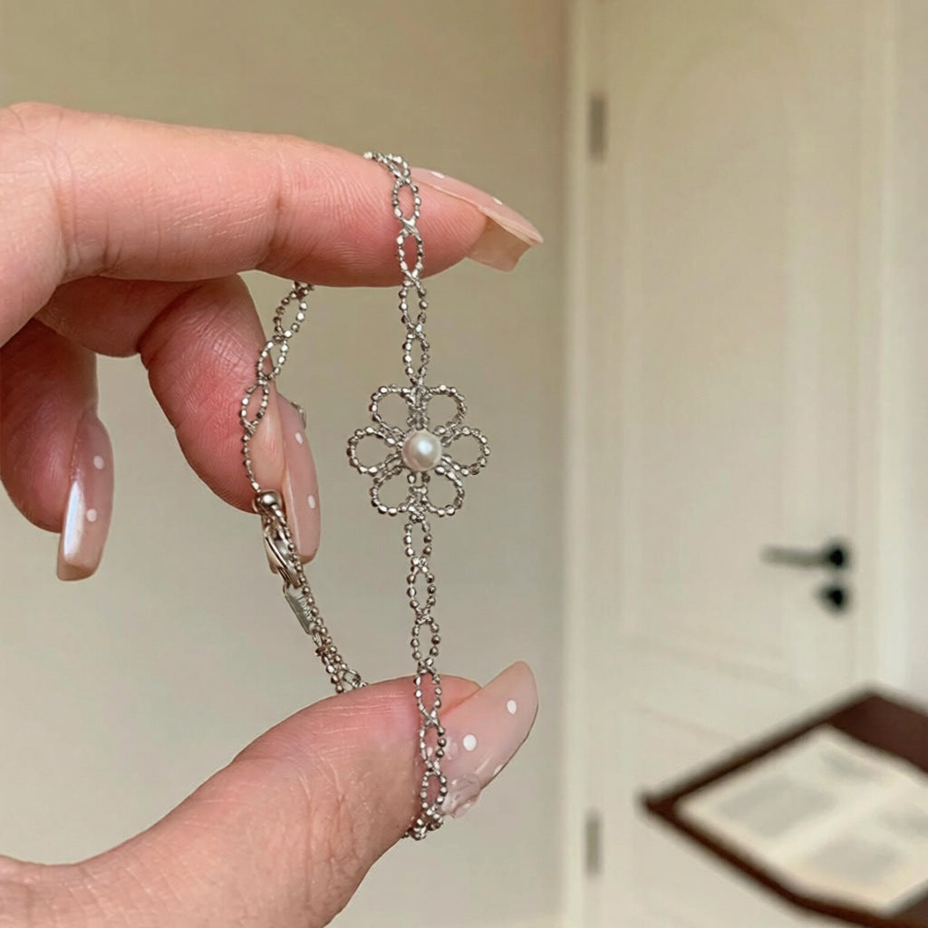 Elegant Hollow Floral Pearl Bracelet for Women with Plated Finish, Minimalist Fashion Office Style Daily Wear Accessory