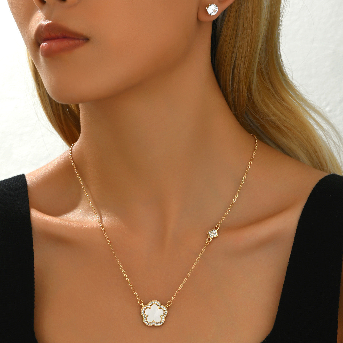 Set collana con ciondolo floreale stile Chanel con intarsio di strass per donna, catena lunga in lega e orecchini abbinati