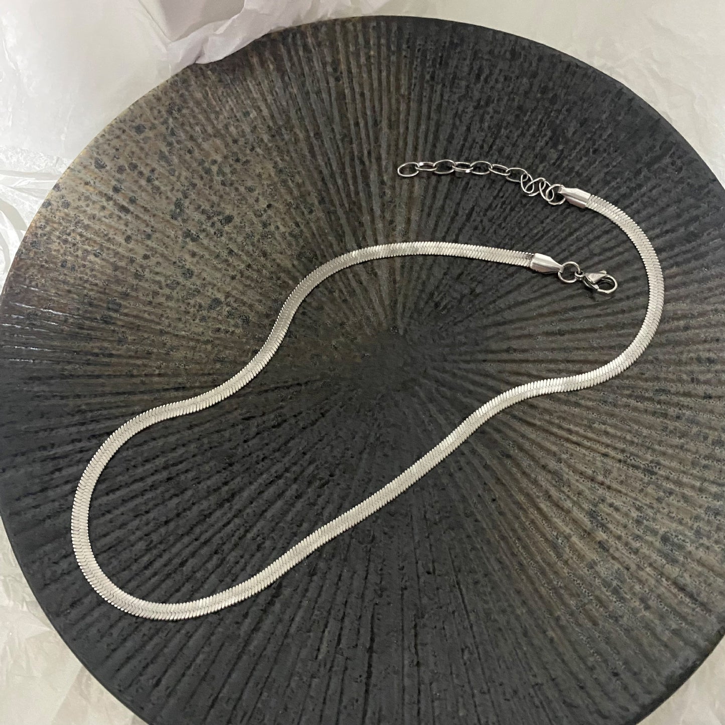 Collar de cadena minimalista de acero de titanio con hoja para hombres y mujeres, estilo hueso de serpiente pulido, joyería unisex de estilo urbano