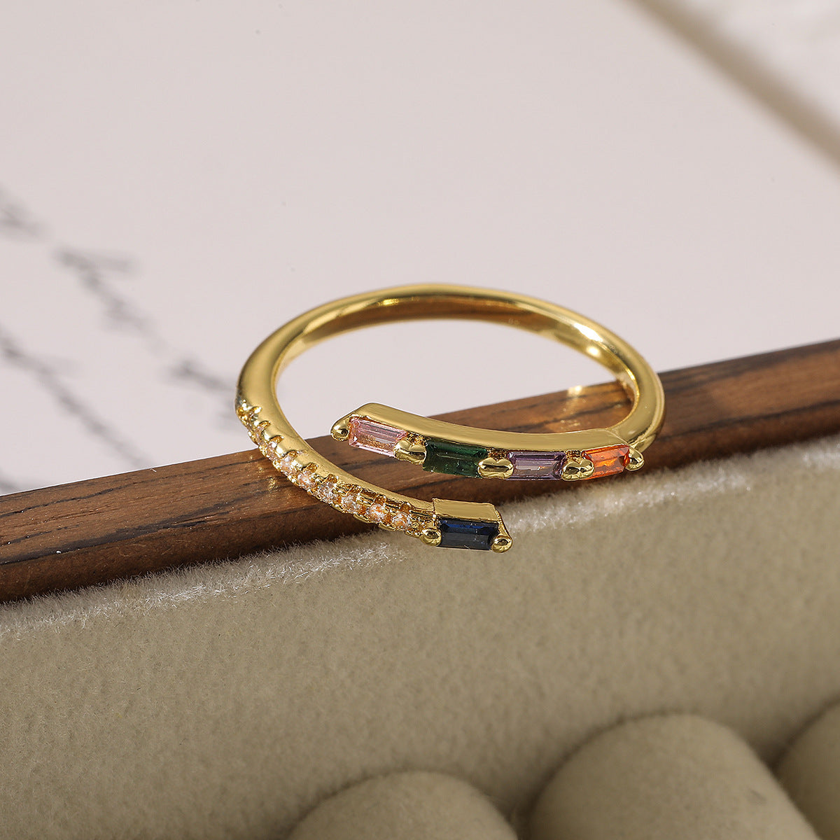 Anello Minimalista Geometrico in Rame con Placcatura in Oro 18K e Intarsio in Zircone per Donna Anello alla Moda Regolabile