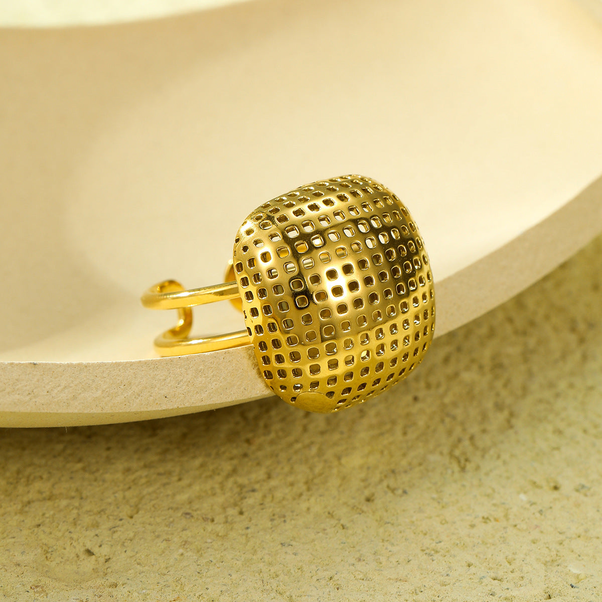 Anillo Abierto Minimalista de Lujo de Acero de Titanio con Textura Cuadrada de Rejilla Hueca para Mujer