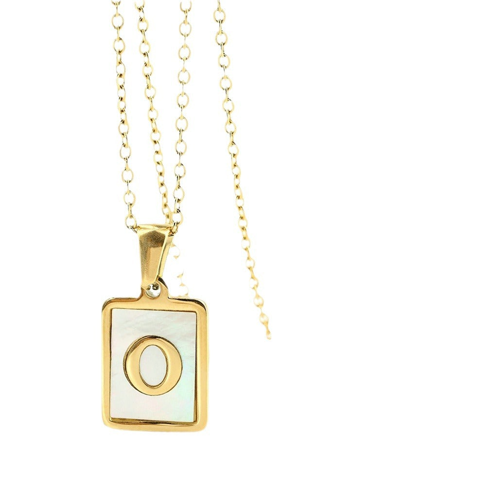 Collana da donna trendy con ciondolo a lettera in acciaio inossidabile placcato oro 18 carati e intarsio in conchiglia bianca
