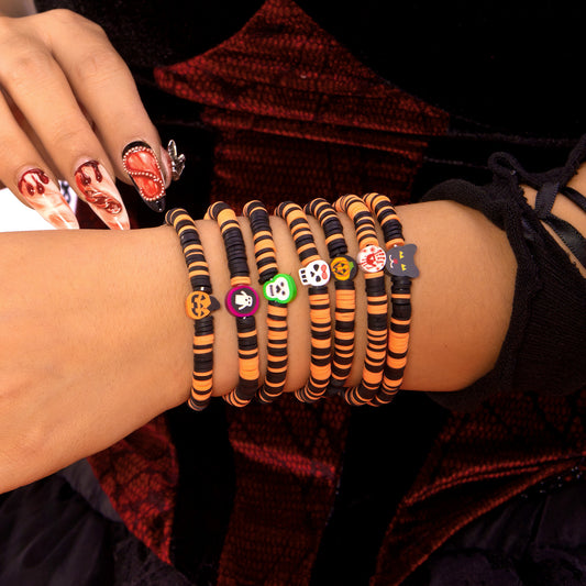 Conjunto de pulseras elásticas de arcilla polimérica estilo bohemio de Halloween con motivos de calabaza y calavera