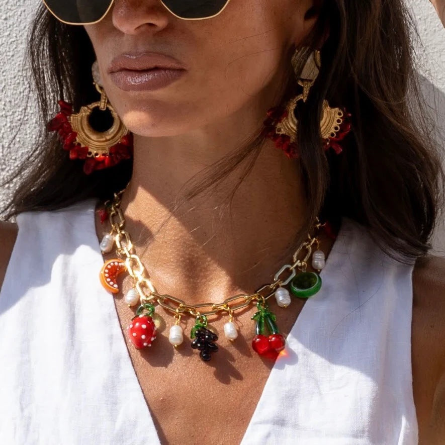 Collana a Pendente Rustica a Forma di Frutta Fresca con Uva, Fragola, Ciliegia e Pera in Rame Placcato