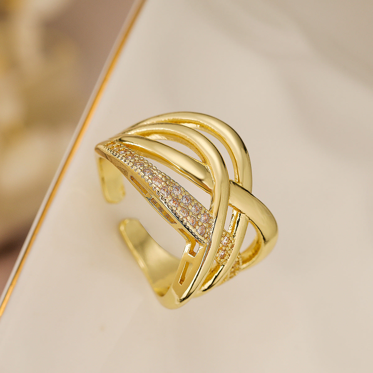 Anello Aperto Geometrico Minimalista da Donna in Rame con Placcatura in Oro 18K e Zirconia Micro-Incastonata