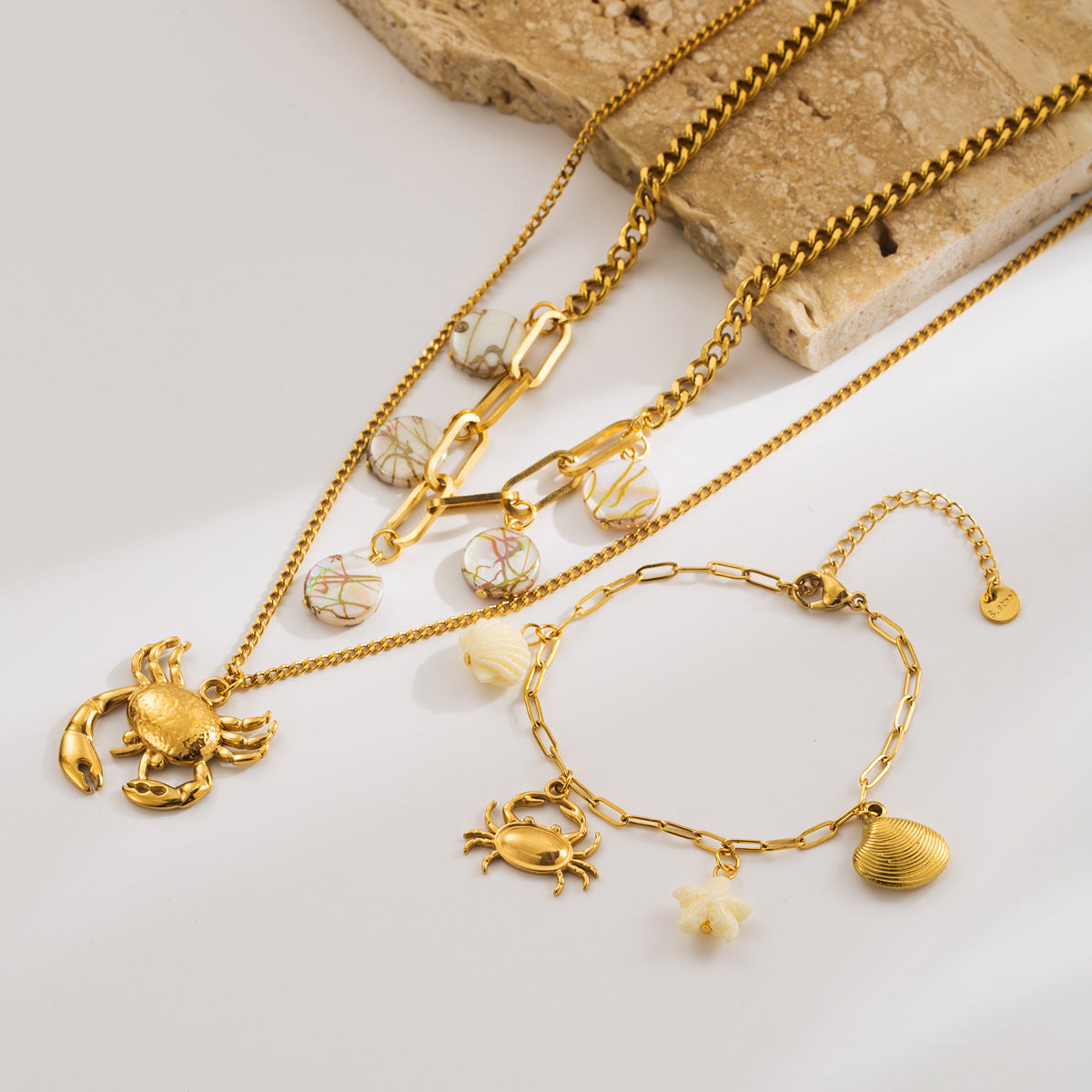 Collana con ciondolo a forma di granchio in stile vacanza in acciaio inossidabile con intarsio in conchiglia, design geometrico, placcato oro, catena per clavicola da donna