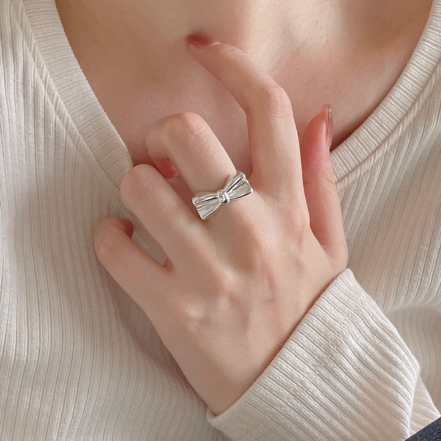 Anillo de Plata de Ley 925 Bañado en Corazones con Detalles Geométricos para Mujer