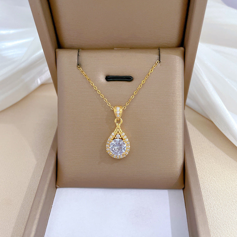 Lujoso collar dulce de gota geométrica con diamantes de imitación en acero de titanio con colgante de cobre
