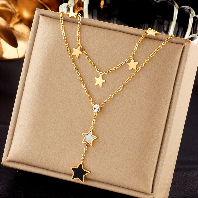 Collana con Pendente a Stella a Cinque Punte Geometrica Minimalista Nera e Bianca con Accenti di Strass su Catena a Maglie di Serpente in Acciaio al Titanio da Donna