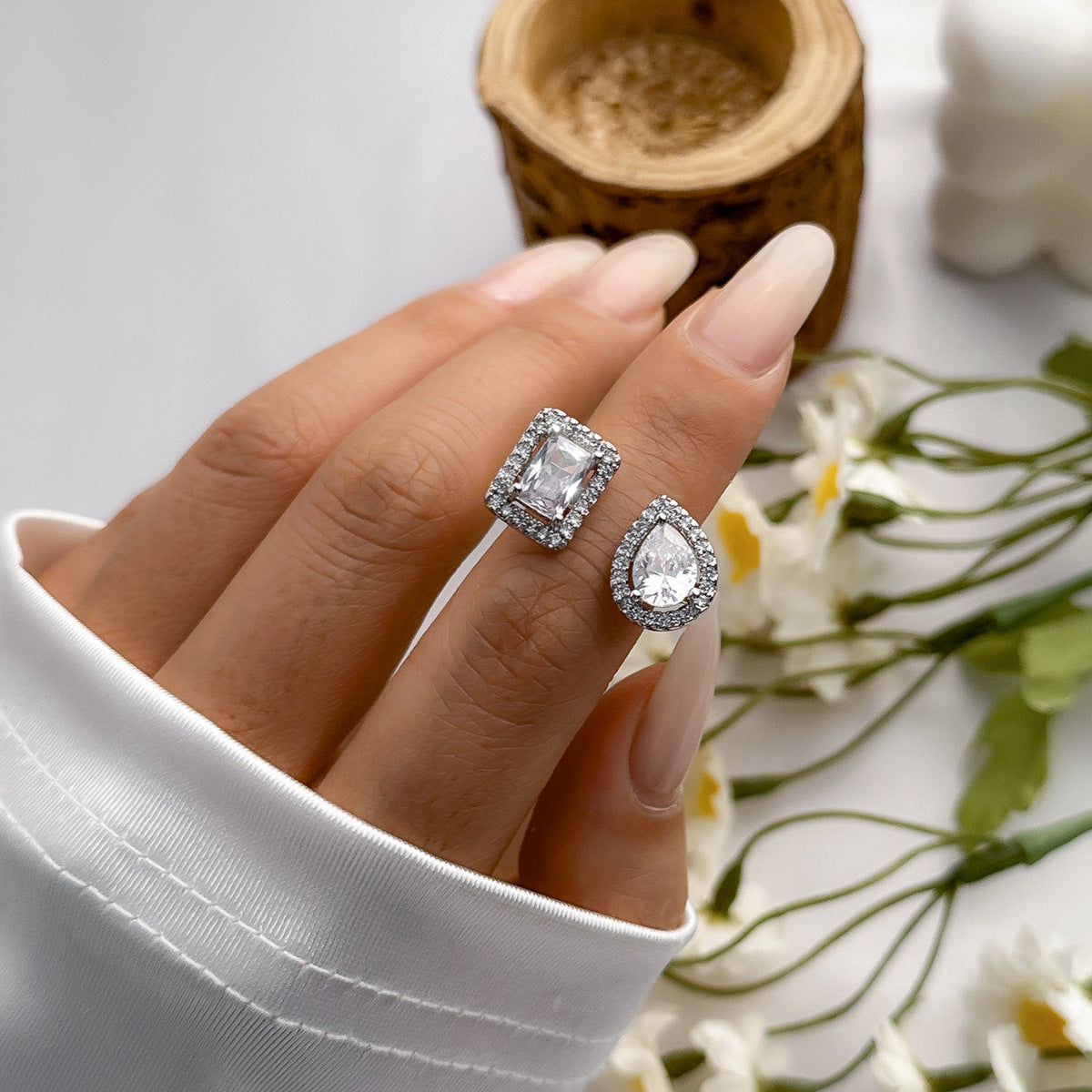Anello vintage da donna in lega con forma a goccia d'acqua, intarsiato con strass pavé e design a catena asimmetrica