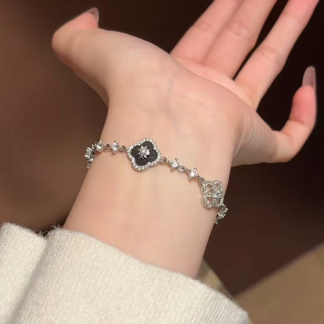 Elegante bracciale da donna con fiore geometrico e accenti in zircone, in rame placcato, stile trendy da ufficio, gioiello versatile e lussuoso per la mano