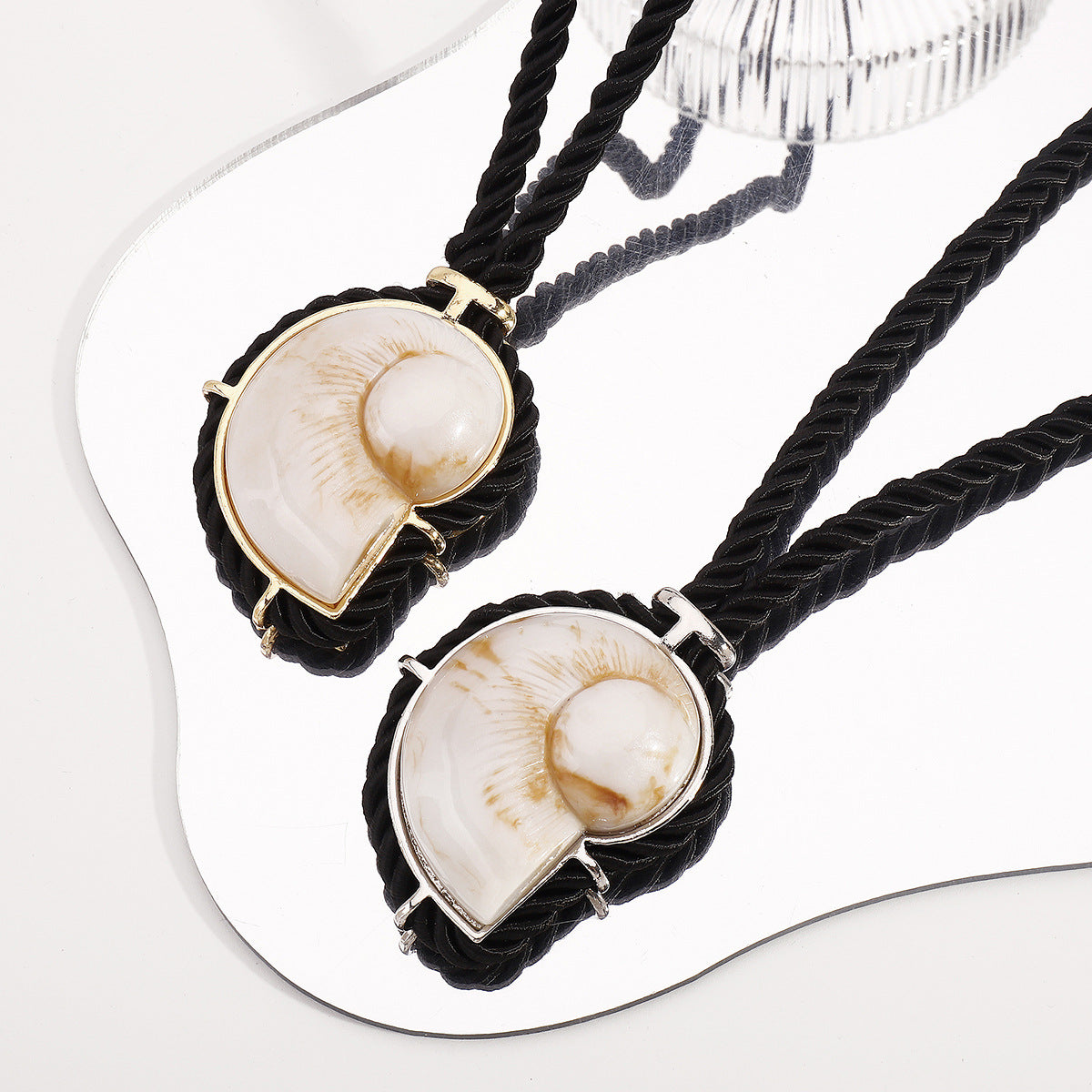 Collar con colgante de concha marina de verano dulce y atrevido para mujer con forma geométrica, construcción de aleación y resina, acabado galvanizado, estilo cadena de clavícula