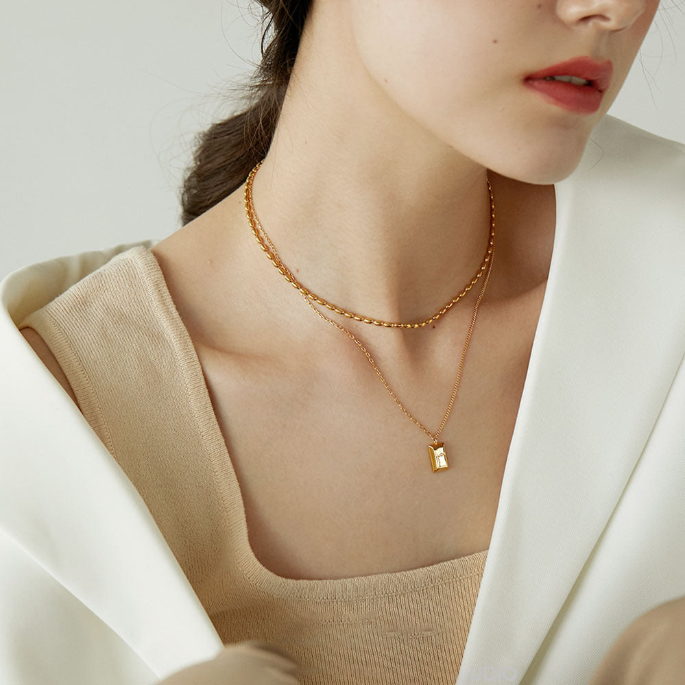 Collana Minimalista Geometrica in Acciaio Titanio a Doppio Strato per Donna e Uomo con Accenti Dorati e Design a Clavicola