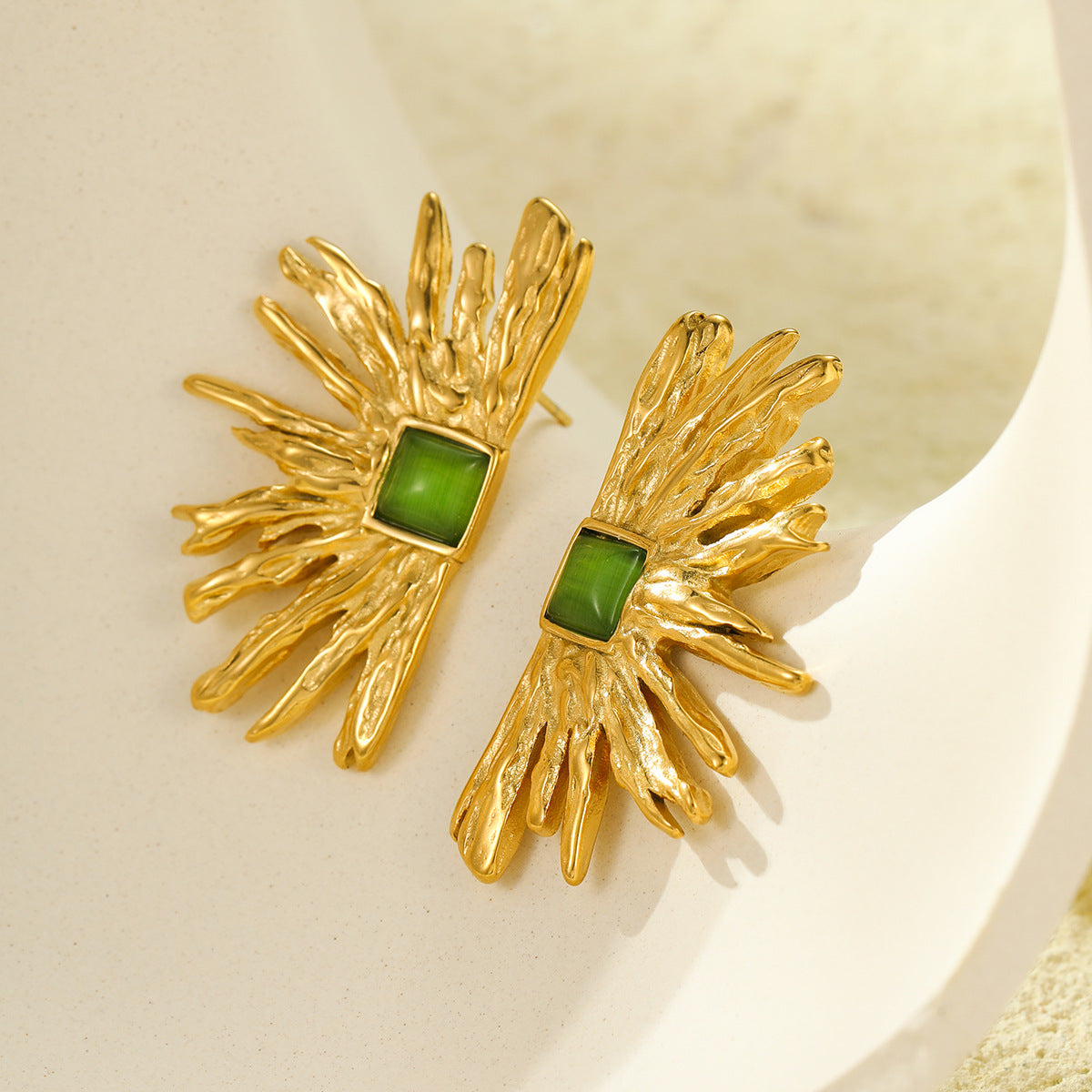 Orecchini a perno da donna a forma di girasole, in acciaio inossidabile, con occhio di gatto verde, stile vintage