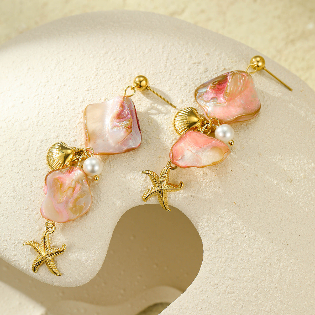 Orecchini a forma di stella marina in acciaio inossidabile con intarsio di conchiglia rosa per donne