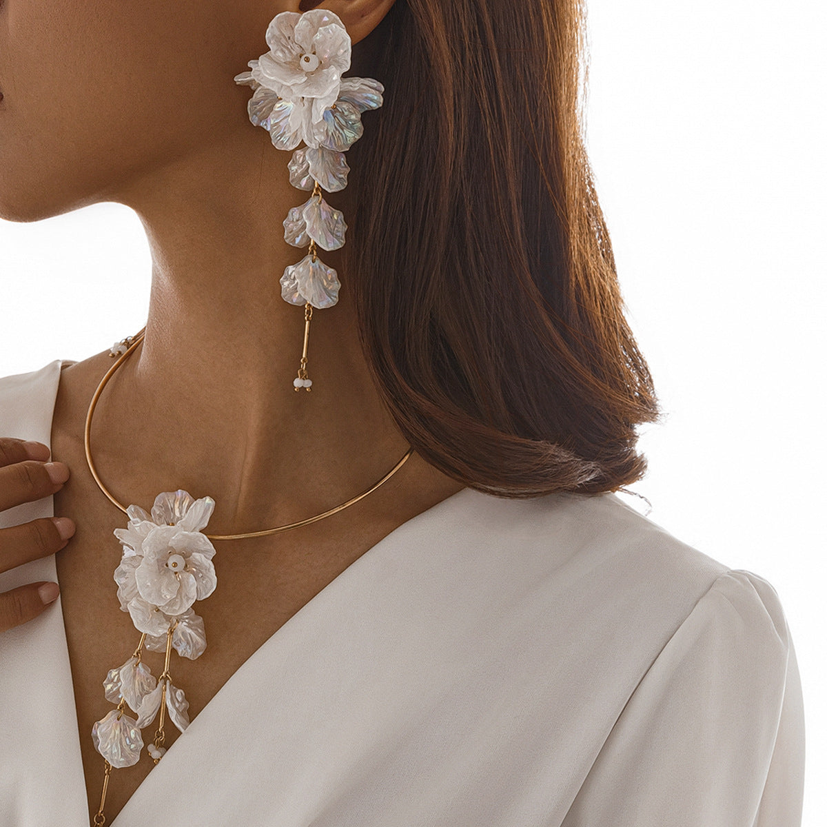 Sweet Minimalist Plated Resin Floral Pendant Necklace for Women