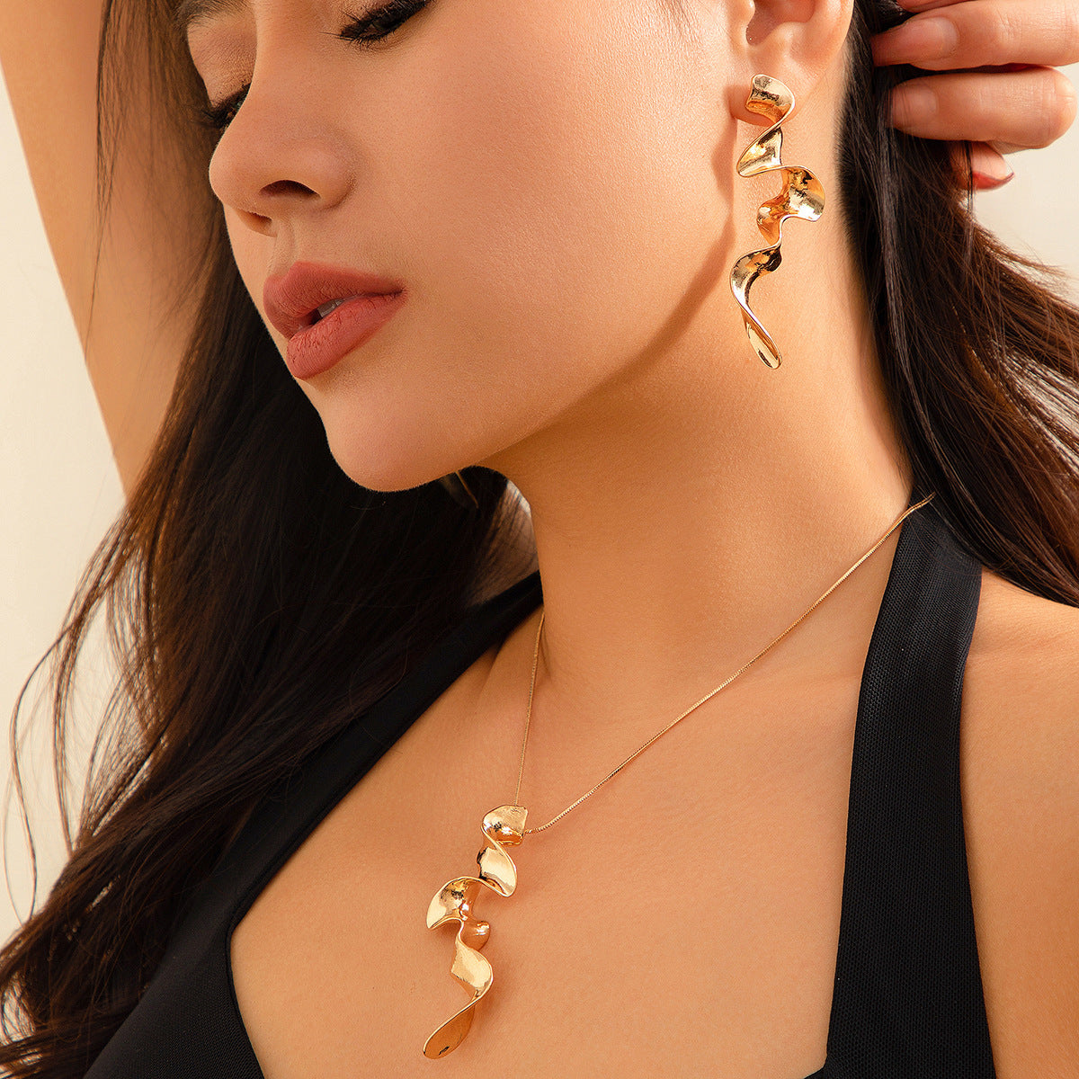 Minimalist Geometric Twisted Liquid Metal Alloy Plated Necklace Singapore Chain for Women