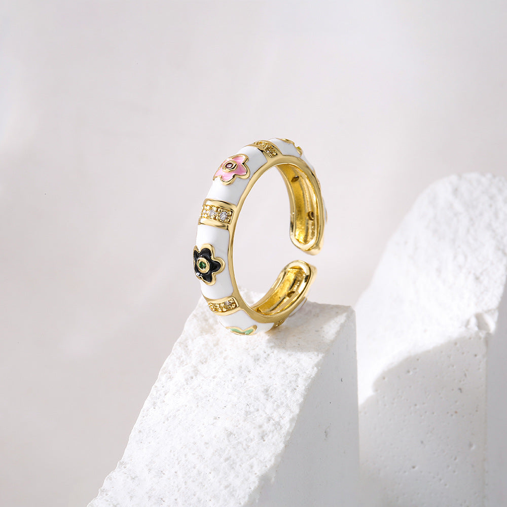 Anillo de flores geométricas irregulares estilo bohemio para mujer, hecho de cobre con chapado en oro de 18 quilates y acabado esmaltado