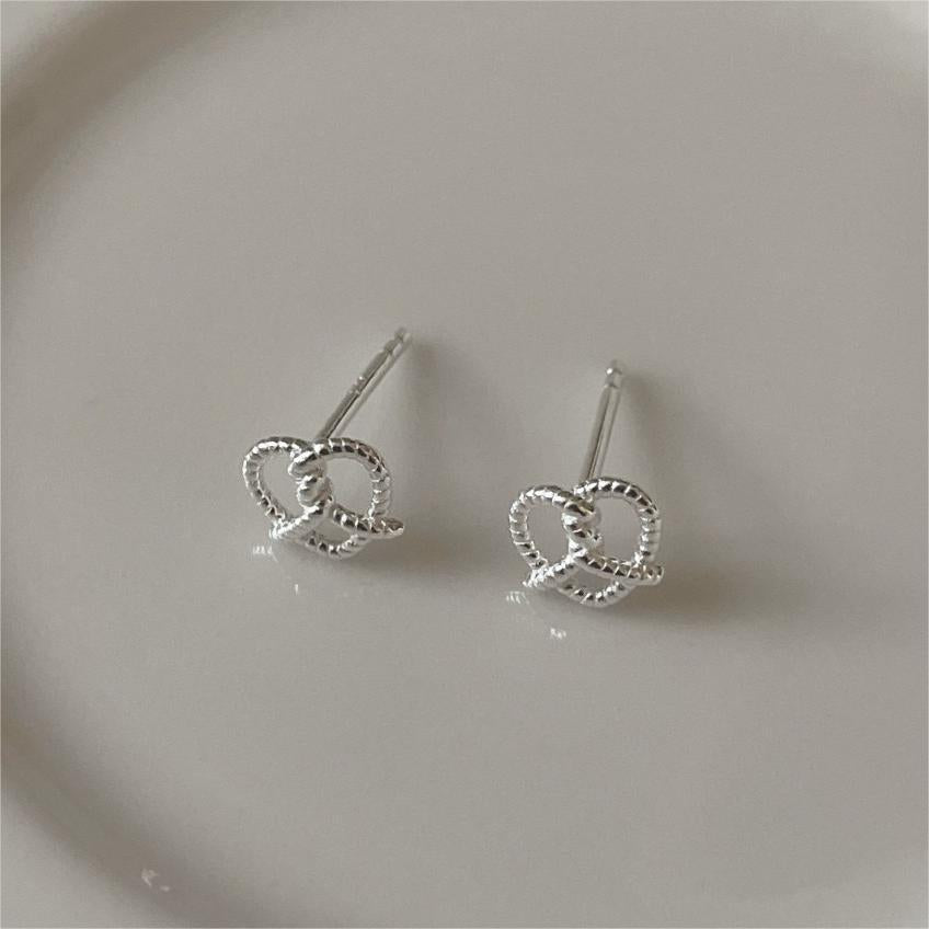 Minimalist Heart-Shaped 925 Sterling Silver Stud Earrings with Twisted Wire Detail and Polished Finish