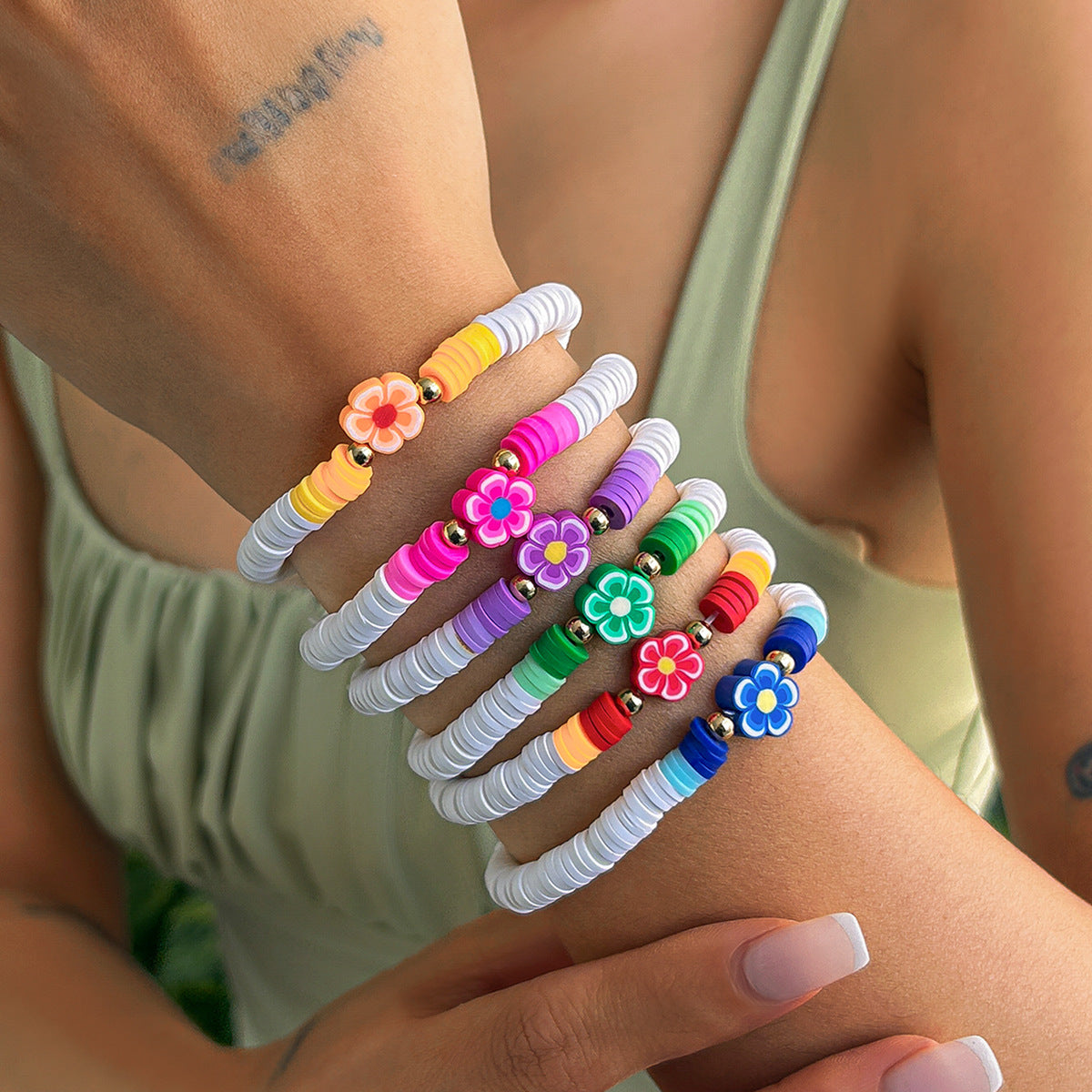 Set de pulseras apilables de arcilla polimérica hechas a mano con flores bohemias para mujer con detalles geométricos y estilo dulce y fresco